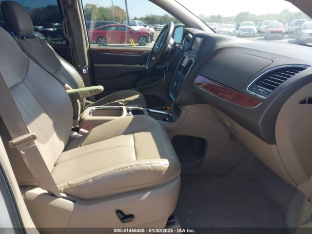2011 CHRYSLER TOWN & COUNTRY 2A4RR6DG3BR712674 Photo 4
