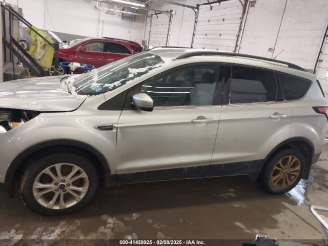 1FMCU9GD9JUB92832 Ford ESCAPE SE