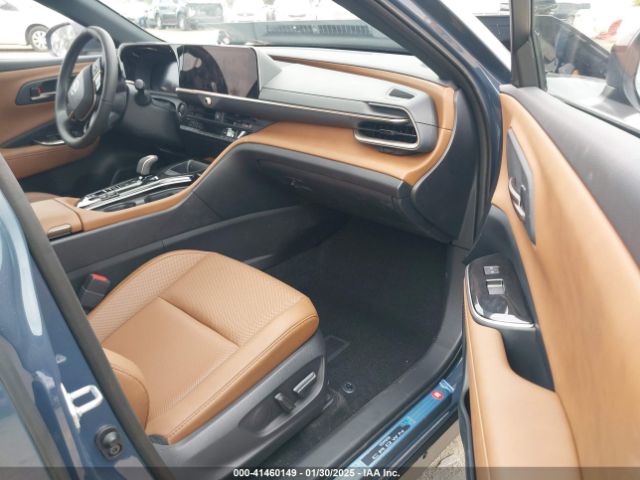 JTDACAAJ3S3010693 Toyota Crown Signia Xle