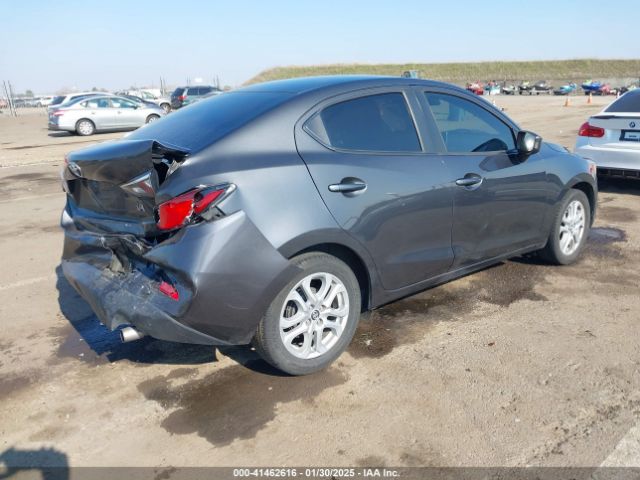 3MYDLBYV2JY302063 Toyota YARIS IA