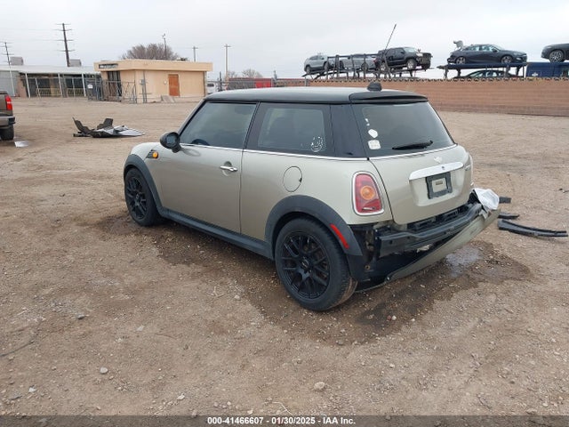 2008 MINI COOPER WMWMF33528TU67226 Photo 2