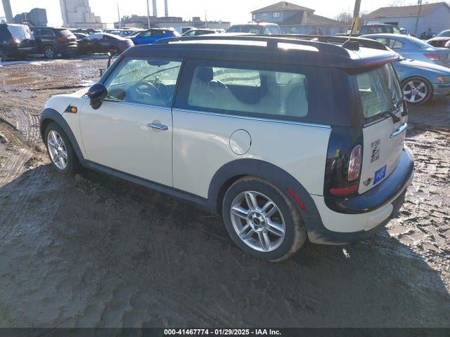 2011 MINI COOPER CLUBMAN WMWZF3C57BTY00422 Photo 2