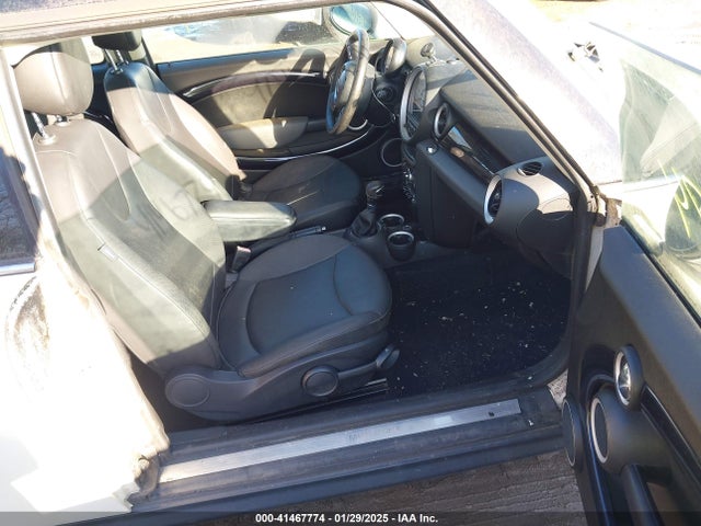 2011 MINI COOPER CLUBMAN WMWZF3C57BTY00422 Photo 4