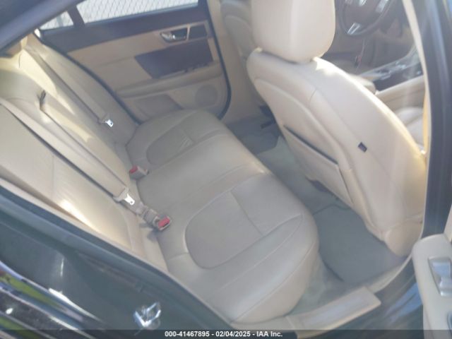 2010 JAGUAR XF SAJWA0HE5AMR69859 Photo 7