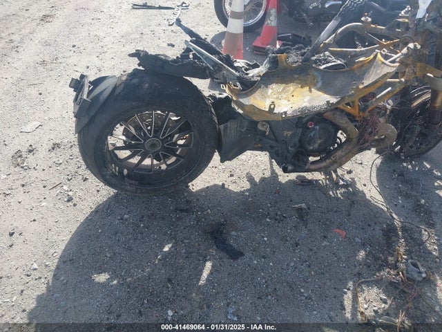 Ducati Diavel 2015 ZDM13BSW0FB019674 Image 4