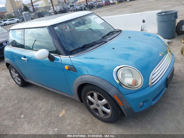 2010 MINI COOPER WMWMF3C51ATZ24646 Photo 0