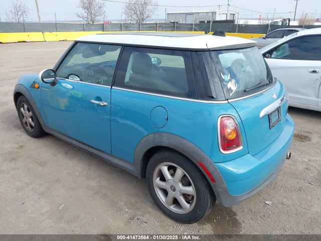 2010 MINI COOPER WMWMF3C51ATZ24646 Photo 2