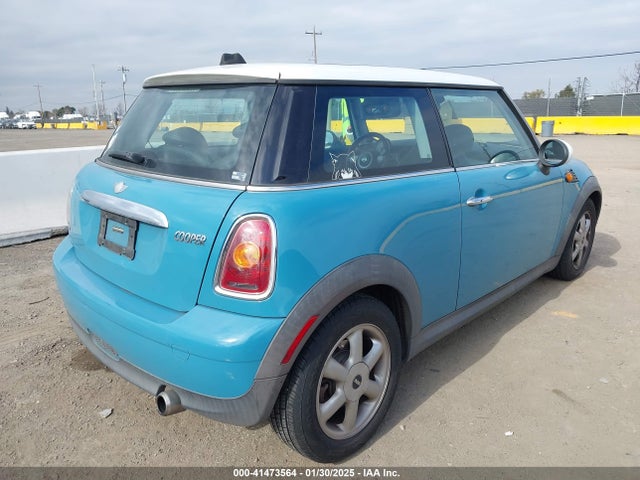 2010 MINI COOPER WMWMF3C51ATZ24646 Photo 3