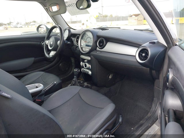 2010 MINI COOPER WMWMF3C51ATZ24646 Photo 4