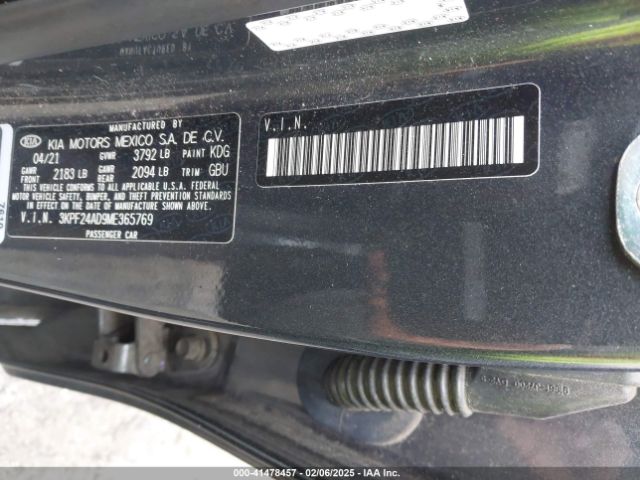 3KPF24AD9ME365769 KIA Forte Lxs