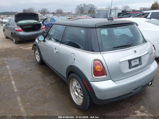 2007 MINI COOPER WMWMF33547TL67420 Photo 2