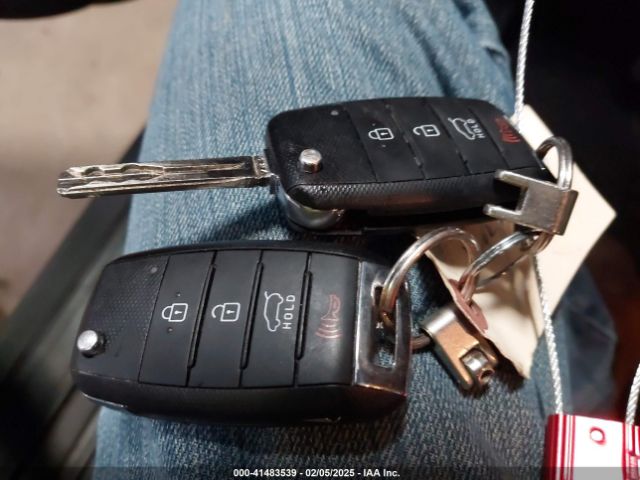 KNDJN2A2XH7411717 KIA Soul