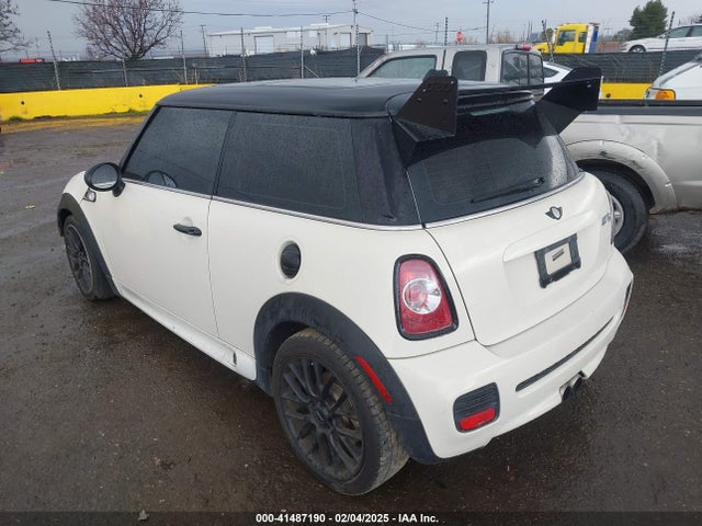 2011 MINI COOPER S WMWSV3C54BTY24925 Photo 2