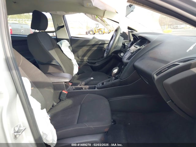 1FADP3F28HL300313 Ford FOCUS SE