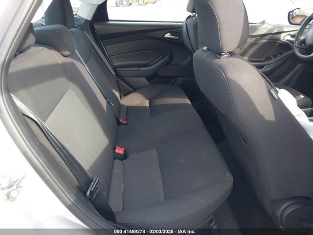 1FADP3F28HL300313 Ford FOCUS SE