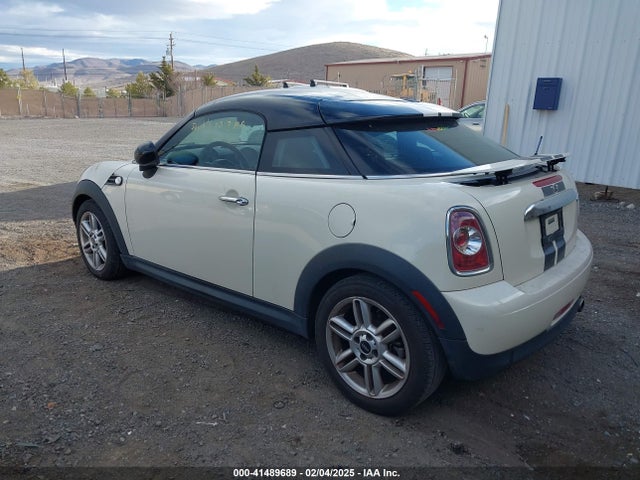 2012 MINI COOPER WMWSX1C57CT300037 Photo 2