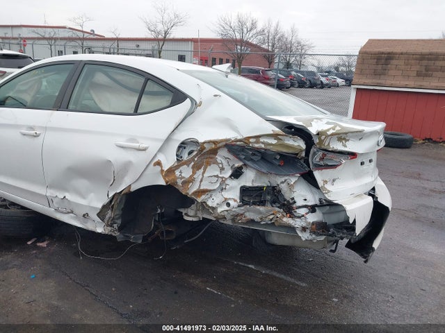 5NPD84LF2JH324508 Hyundai ELANTRA SEL