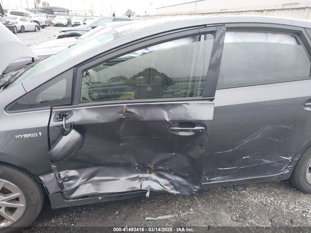 Toyota Prius V Two 2017 JTDZN3EU6HJ069884 Image 6