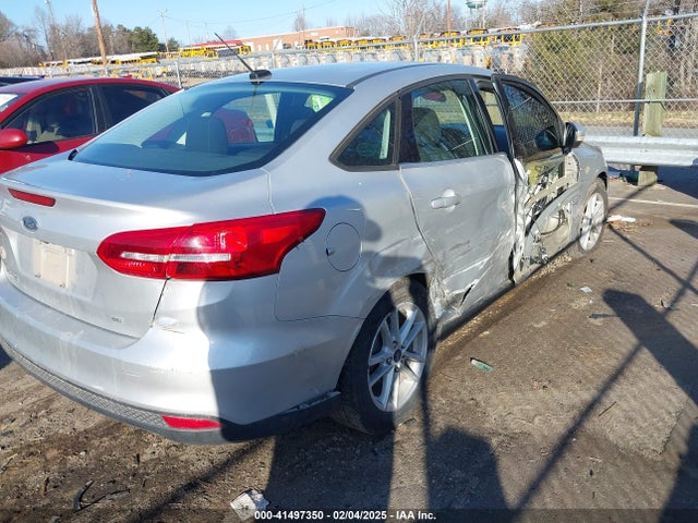 Ford FOCUS SE 2018 1FADP3F28JL239860 Image 4