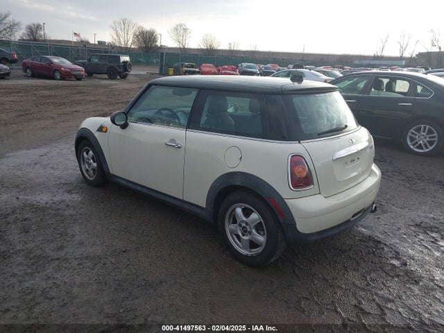 2009 MINI COOPER WMWMF335X9TW73606 Photo 2