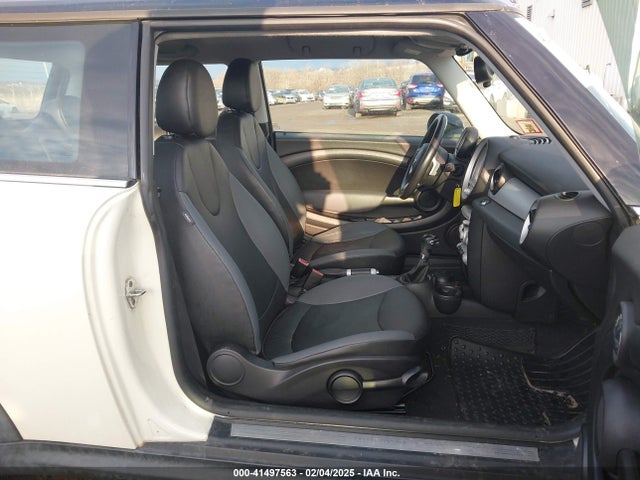 2009 MINI COOPER WMWMF335X9TW73606 Photo 4