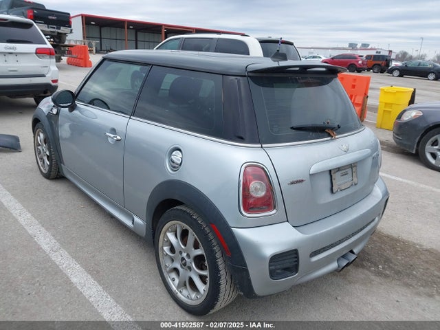 2007 MINI COOPER S WMWMF73507TT83735 Photo 2