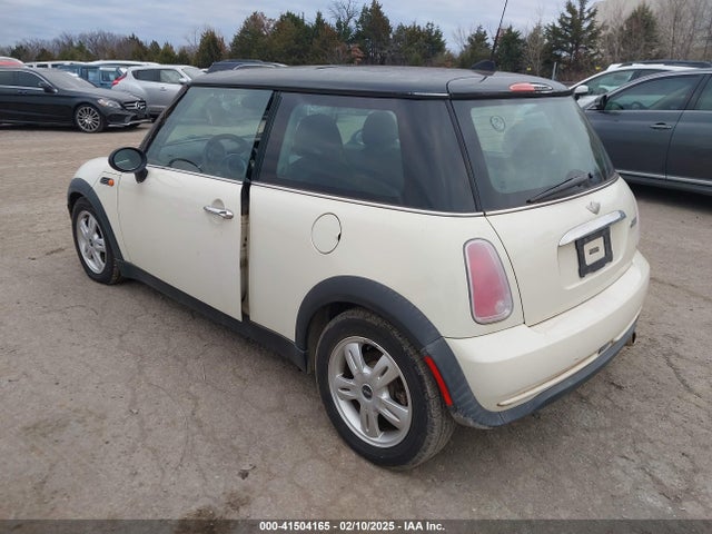 2006 MINI COOPER WMWRC33576TJ77334 Photo 2