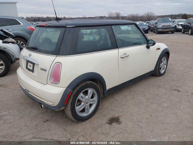 2006 MINI COOPER WMWRC33576TJ77334 Photo 3