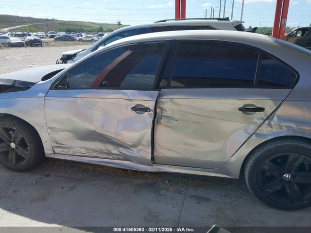 3VWD17AJXEM359954 Volkswagen Jetta 1.8t Se
