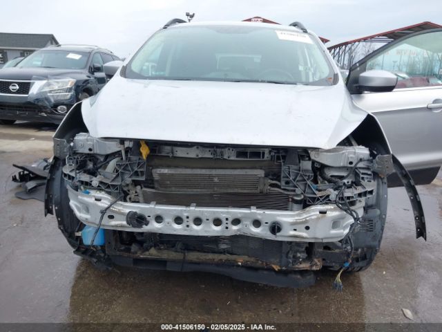 1FMCU0HDXJUC01113 Ford ESCAPE SEL