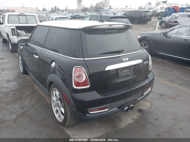 2011 MINI COOPER S WMWSV3C50BTY21312 Photo 2