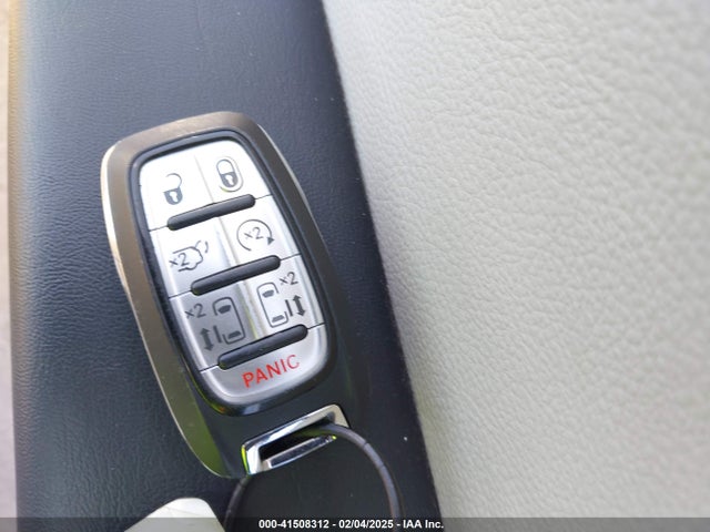 2C4RC1CG5PR530302 Chrysler Voyager Lx