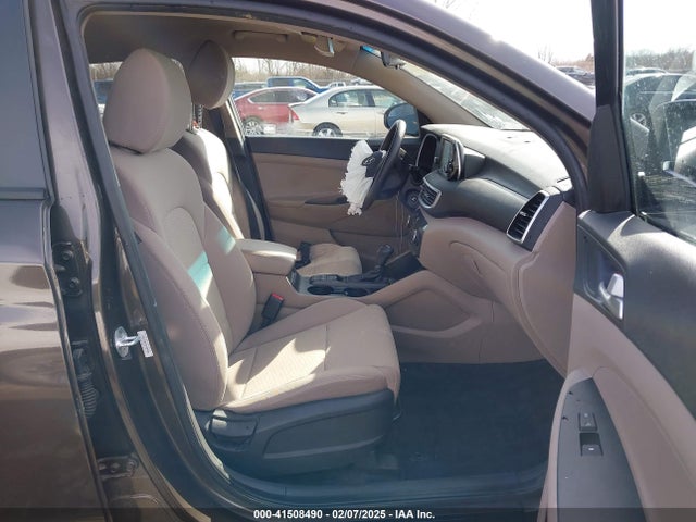 KM8J23A43KU008909 Hyundai TUCSON SE
