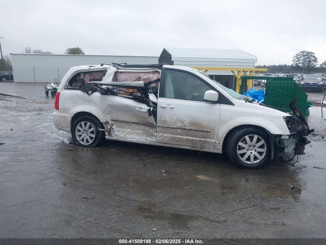 2C4RC1BG3GR301568 Chrysler Town and Country