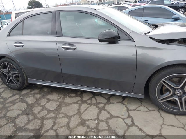 WDD3G4EB2KW003031 Mercedes-Benz A 220