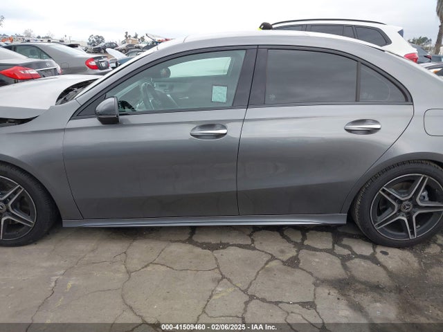WDD3G4EB2KW003031 Mercedes-Benz A 220