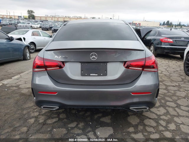 WDD3G4EB2KW003031 Mercedes-Benz A 220