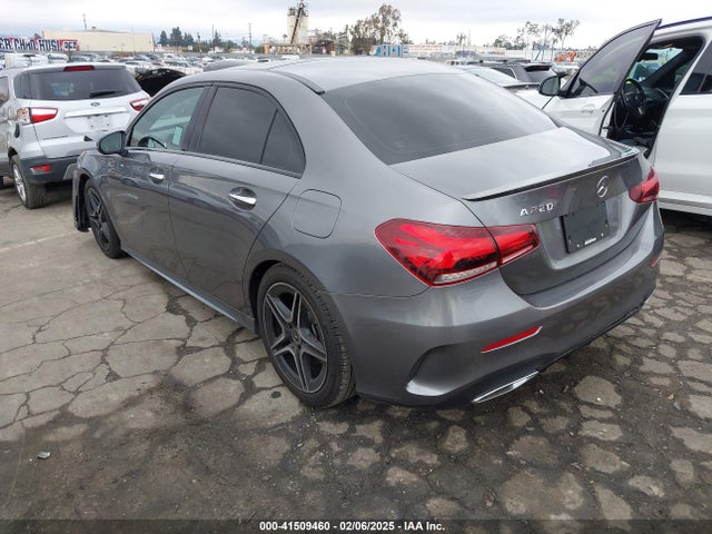 WDD3G4EB2KW003031 Mercedes-Benz A 220