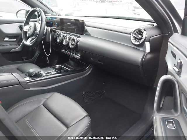 WDD3G4EB2KW003031 Mercedes-Benz A 220