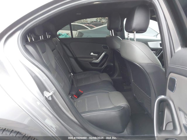 WDD3G4EB2KW003031 Mercedes-Benz A 220