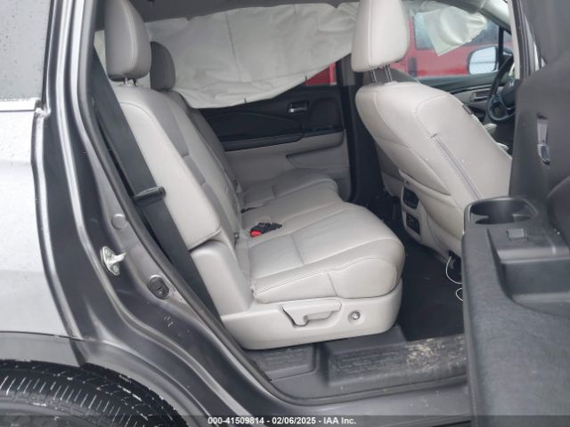 5FNYF6H9XJB000050 Honda Pilot Touring