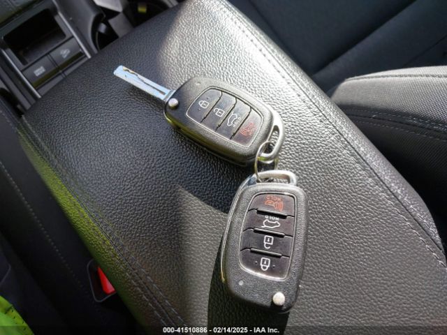 KM8J3CA45HU587519 Hyundai TUCSON SE