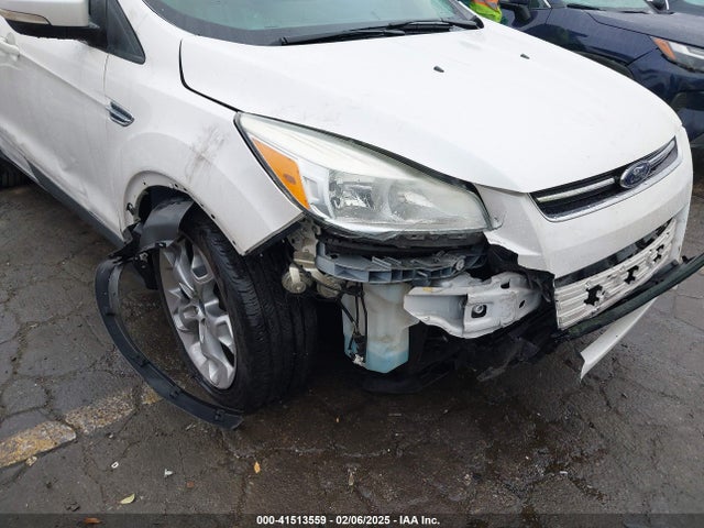 1FMCU0JX5EUC22431 Ford Escape Titanium