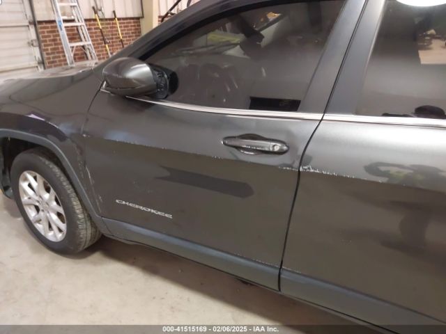 1C4PJLCB8FW590013 Jeep Cherokee Latitude