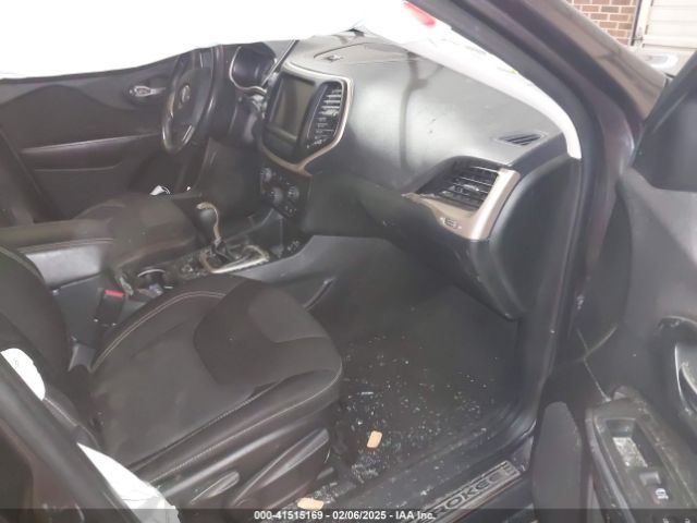 1C4PJLCB8FW590013 Jeep Cherokee Latitude