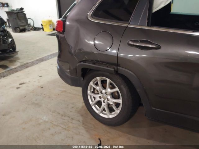 1C4PJLCB8FW590013 Jeep Cherokee Latitude