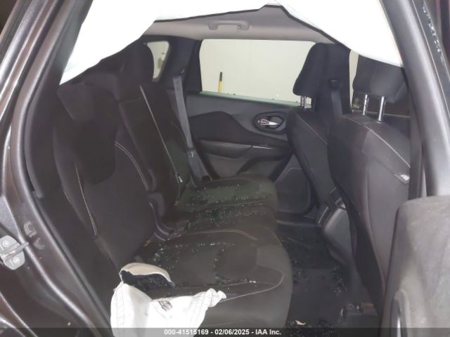 1C4PJLCB8FW590013 Jeep Cherokee Latitude
