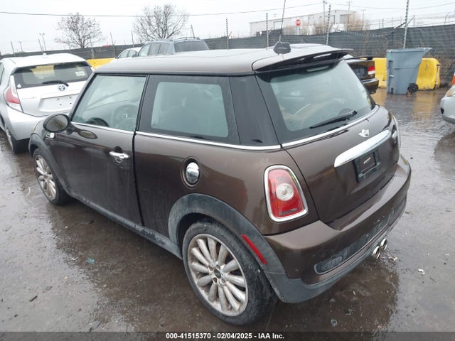 2010 MINI COOPER S WMWMF7C53ATZ72401 Photo 2