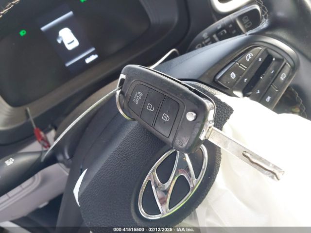 KMHRC8A38PU215372 Hyundai Venue Sel