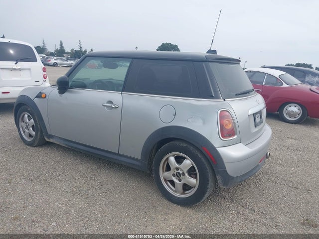 2008 MINI COOPER WMWMF33548TU68524 Photo 2